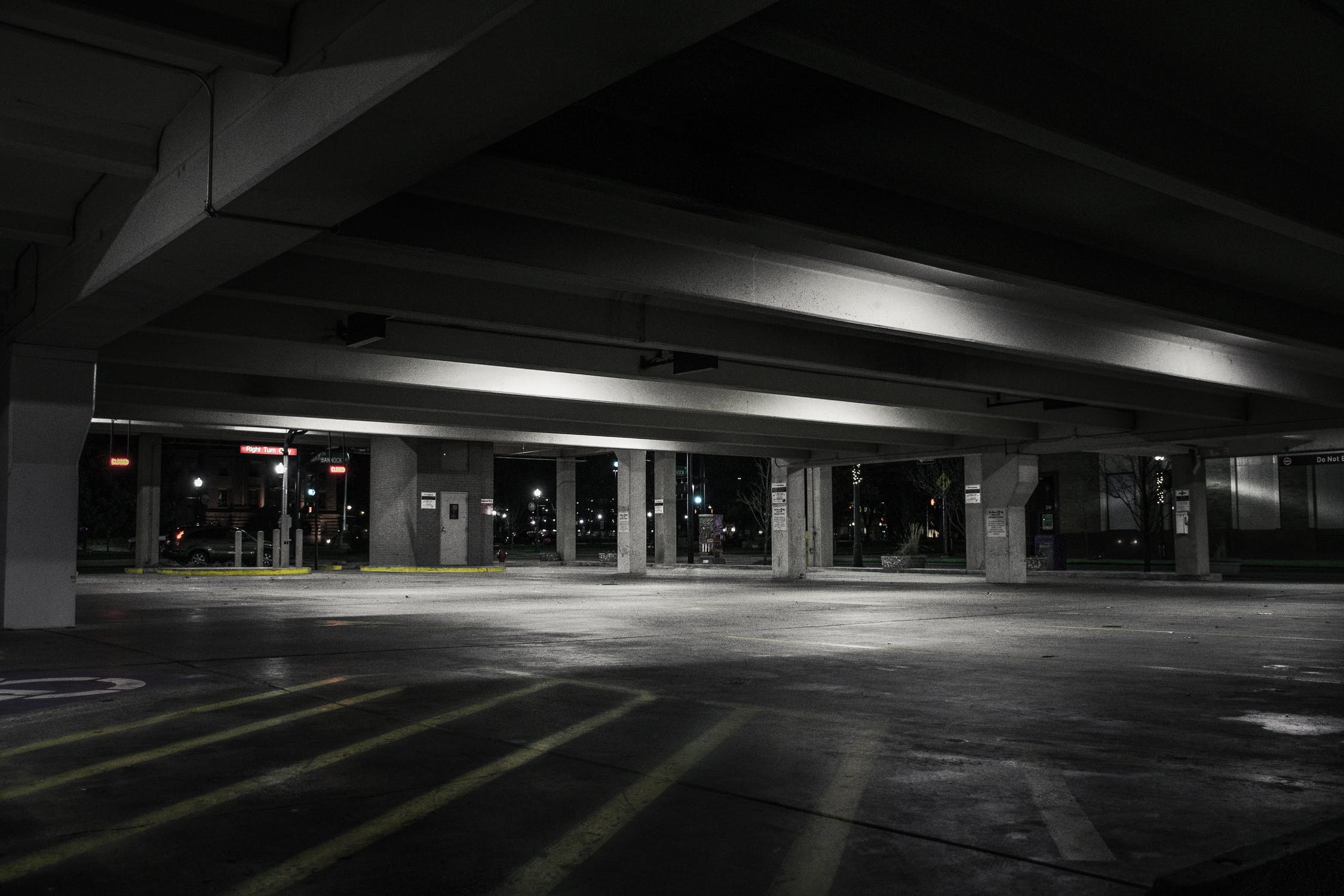 Imagem de um estacionamento vazio