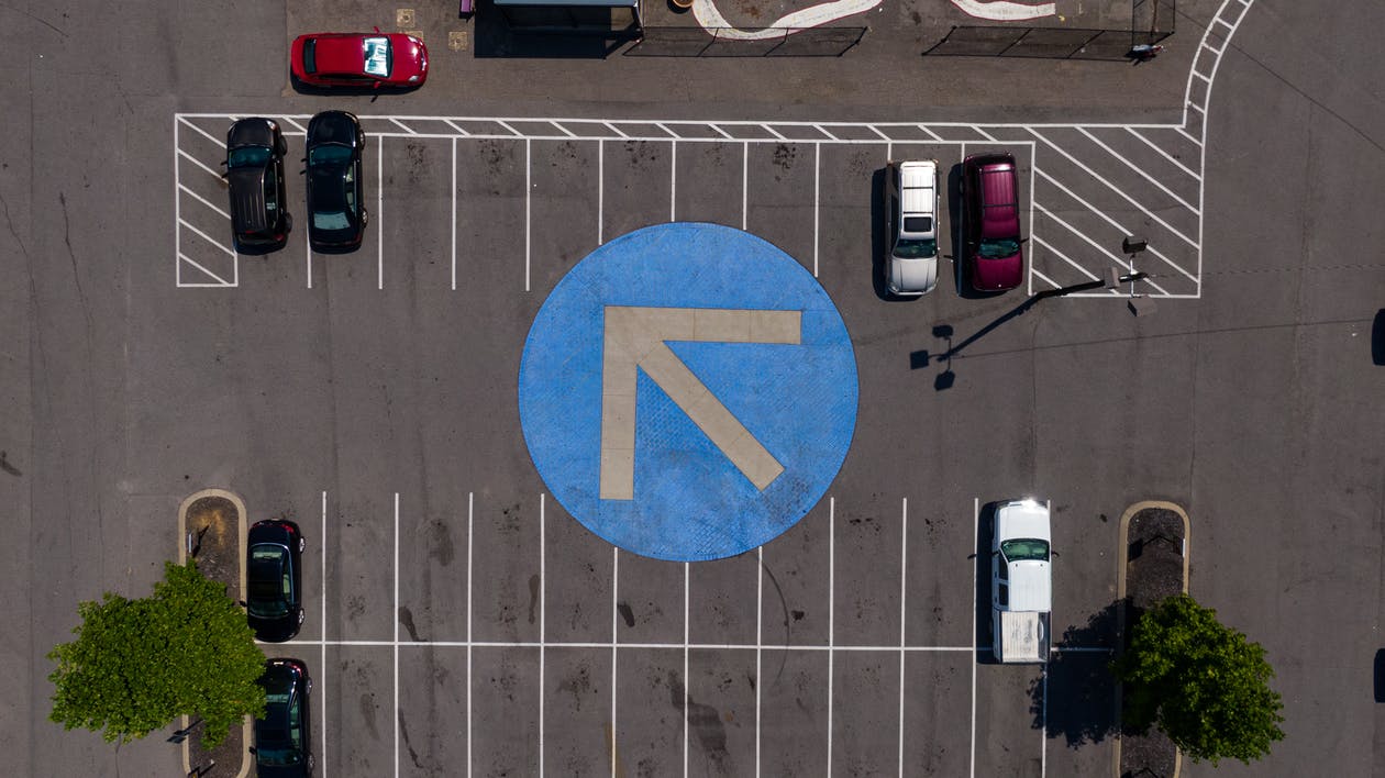 Imagem de um estacionamento vazio